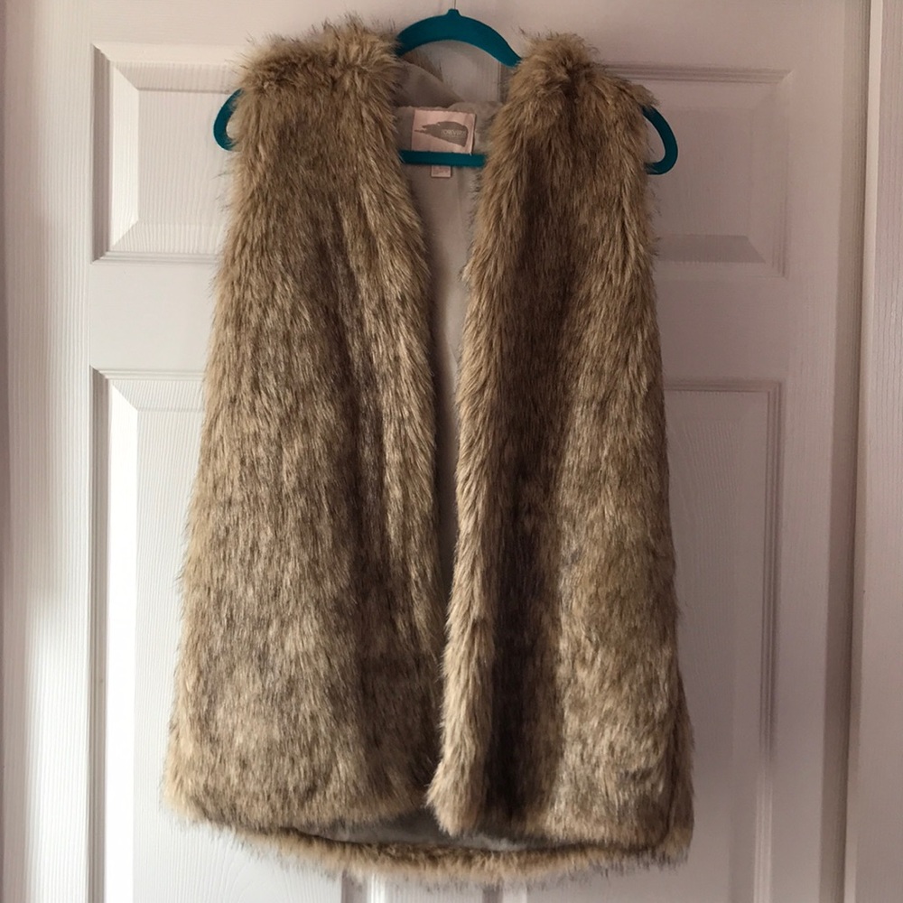 Faux fur vest with hood. - Picture 1 of 3